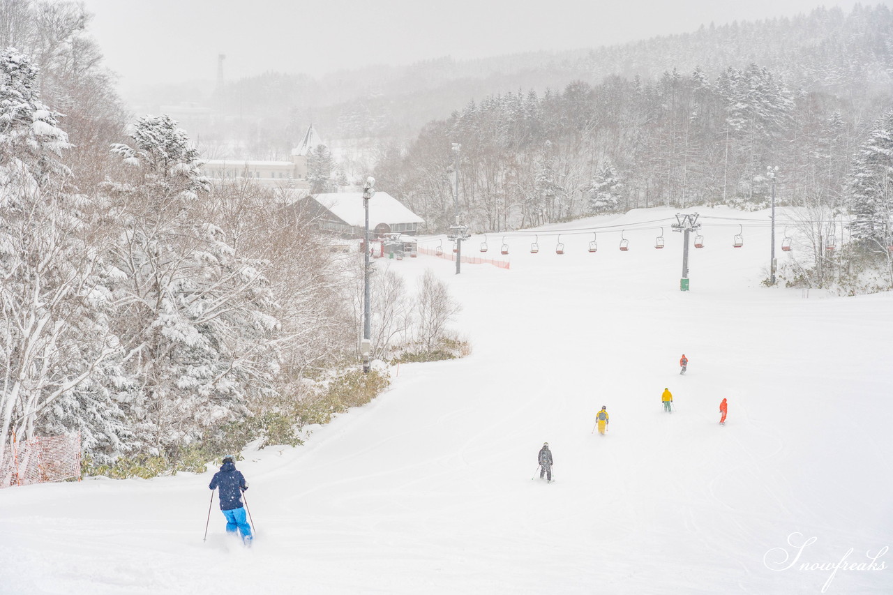 2021年元旦。新しい年の始まりは、道南一の雪質を誇る『今金町ピリカスキー場』から。地元・今金町出身の同級生スキーヤーの皆さんとフォトセッション!(^^)!